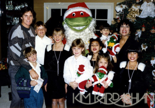 Illustration for article titled Vintage Kardashian Holiday Cards: Old Noses, Awkward Poses